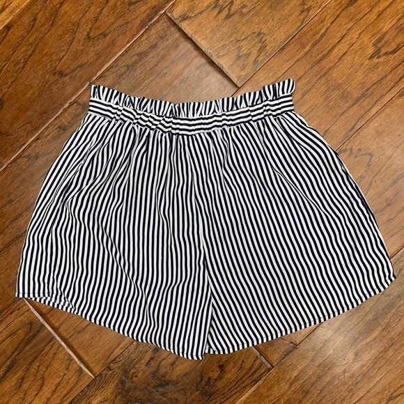 Coverstitched striped paper bag shorts - Picture 3 of 8